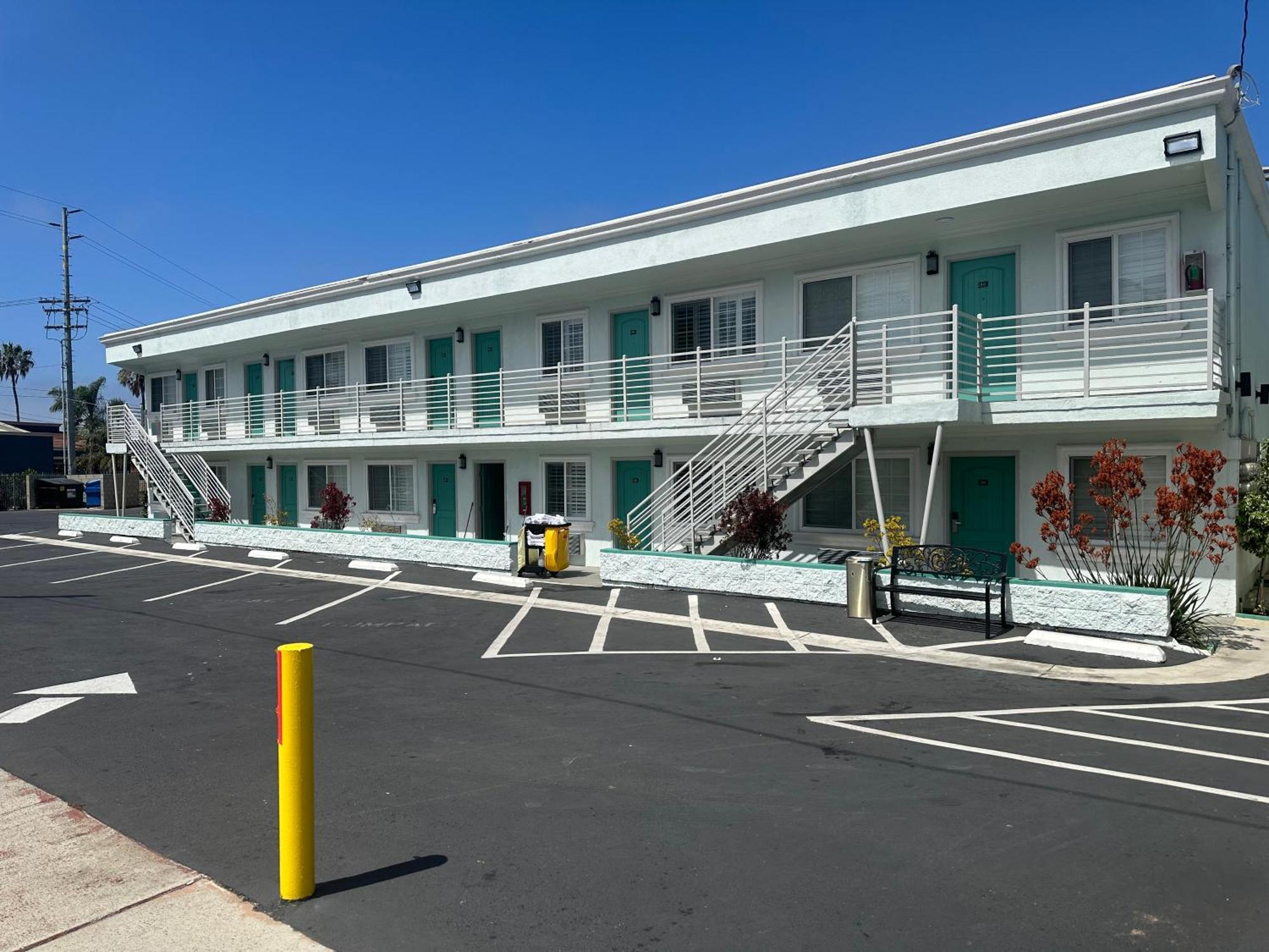 Hotel Super 8 By Wyndham Oceanside Downtown Exteriér fotografie